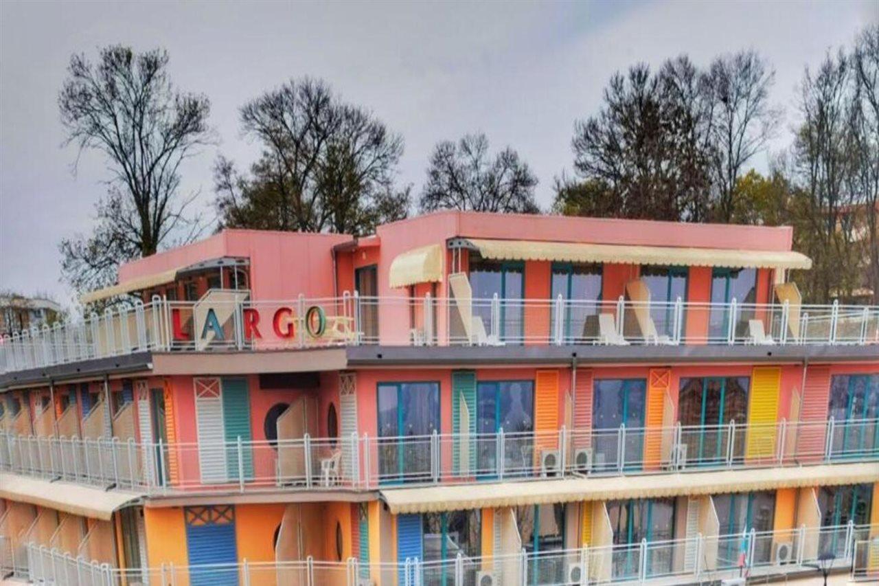 Hotel Largo Pantai Sunny Bagian luar foto
