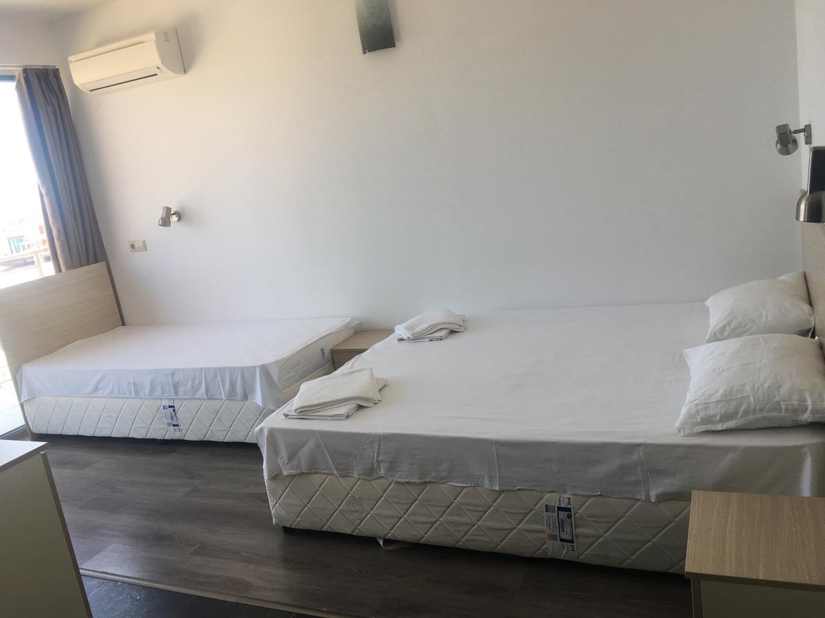 Hotel Largo Pantai Sunny Bagian luar foto