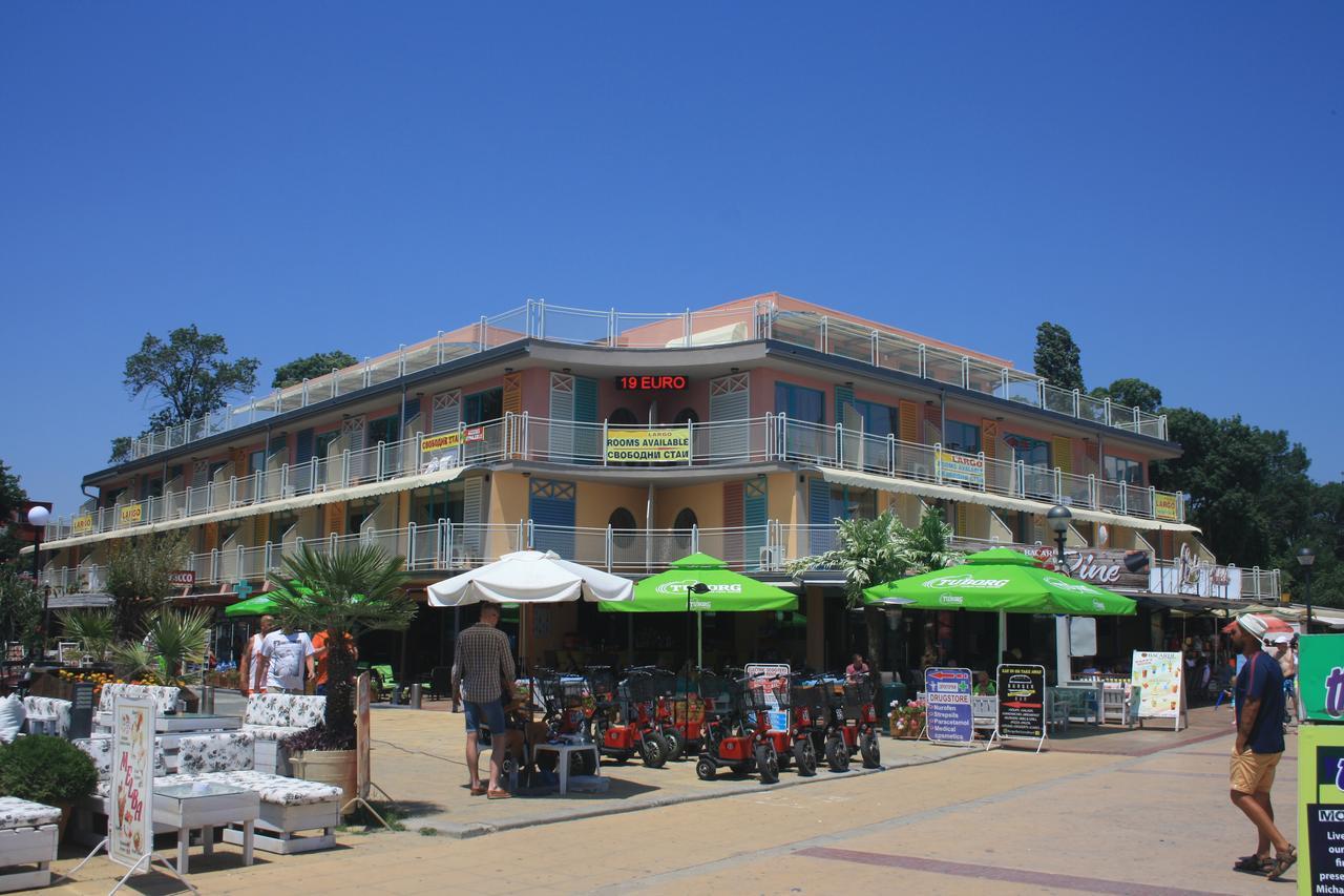 Hotel Largo Pantai Sunny Bagian luar foto