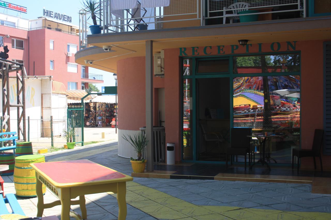 Hotel Largo Pantai Sunny Bagian luar foto