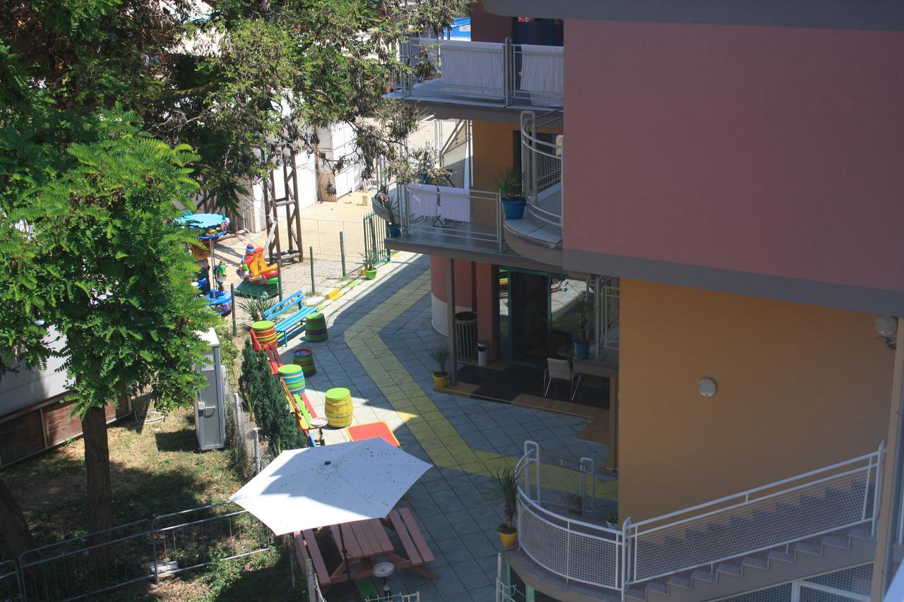 Hotel Largo Pantai Sunny Bagian luar foto