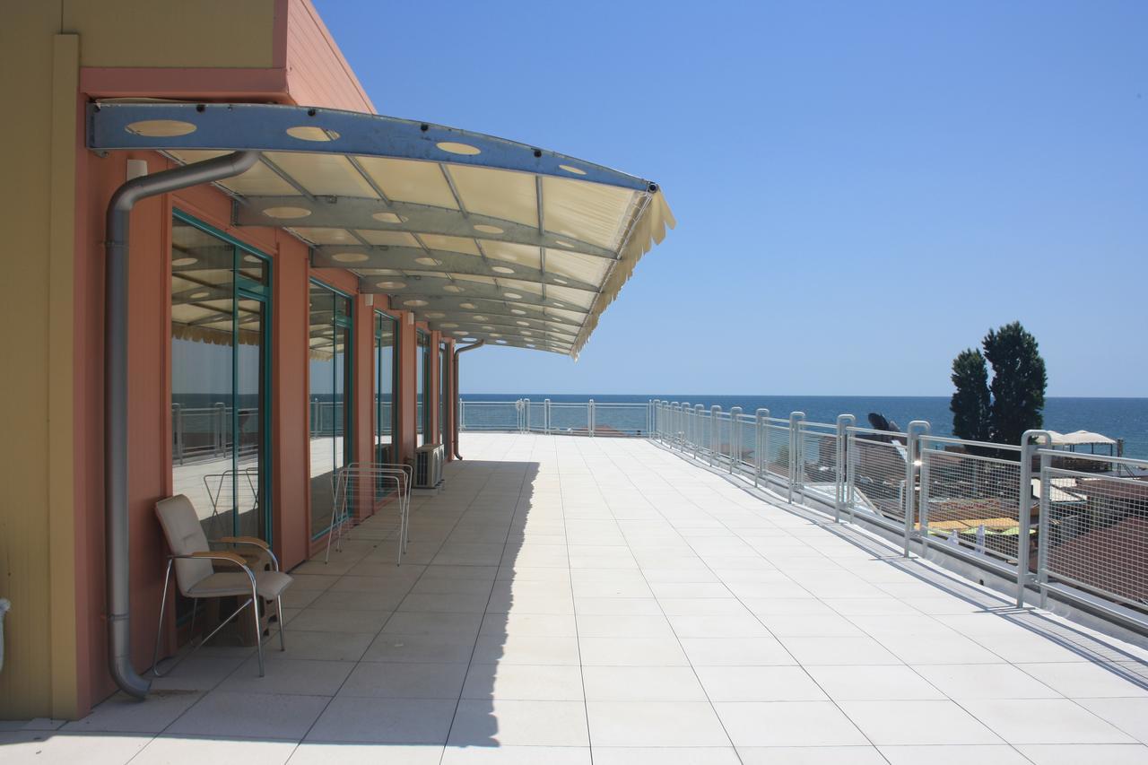 Hotel Largo Pantai Sunny Bagian luar foto