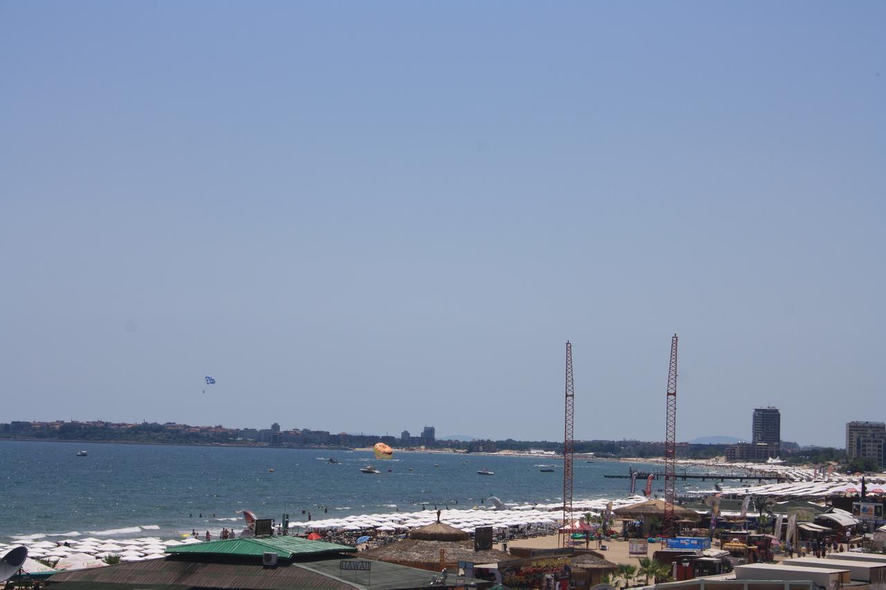 Hotel Largo Pantai Sunny Bagian luar foto