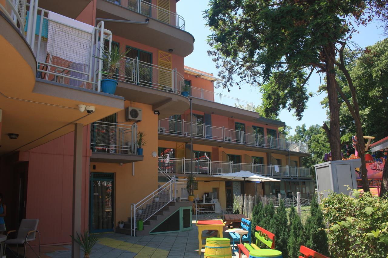 Hotel Largo Pantai Sunny Bagian luar foto